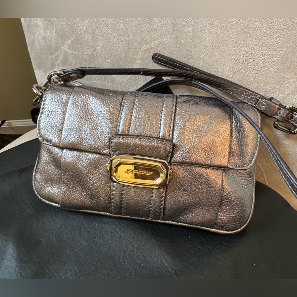 B Makowski metallic crossbody